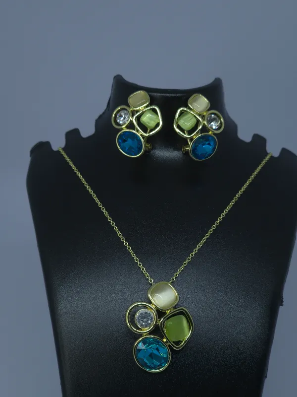 Gold-Toned_Stone_Studded_Necklace_And_Earrings_Set
