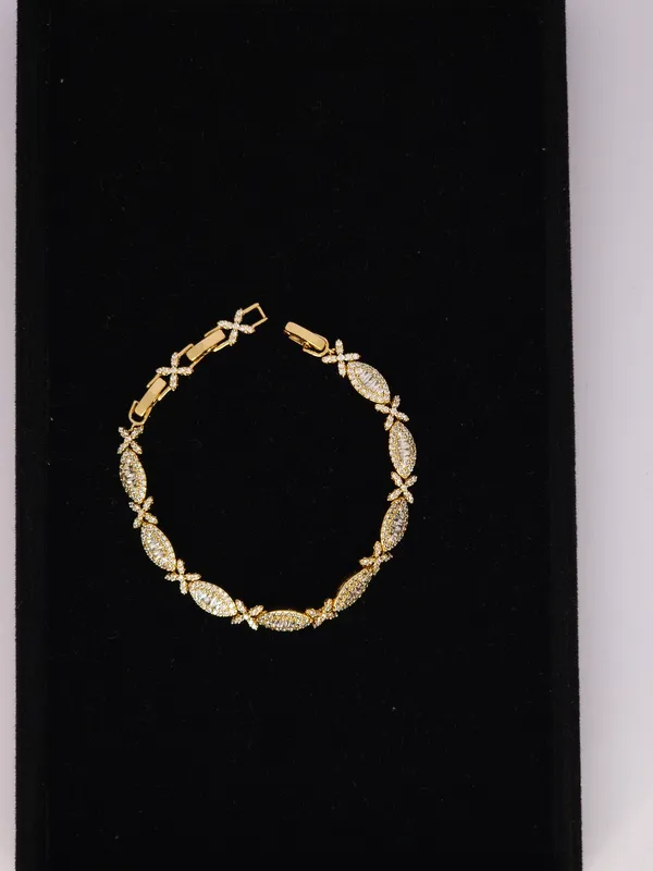 Gold-Tone_Leaf_Motif_Bracelet_For_Women