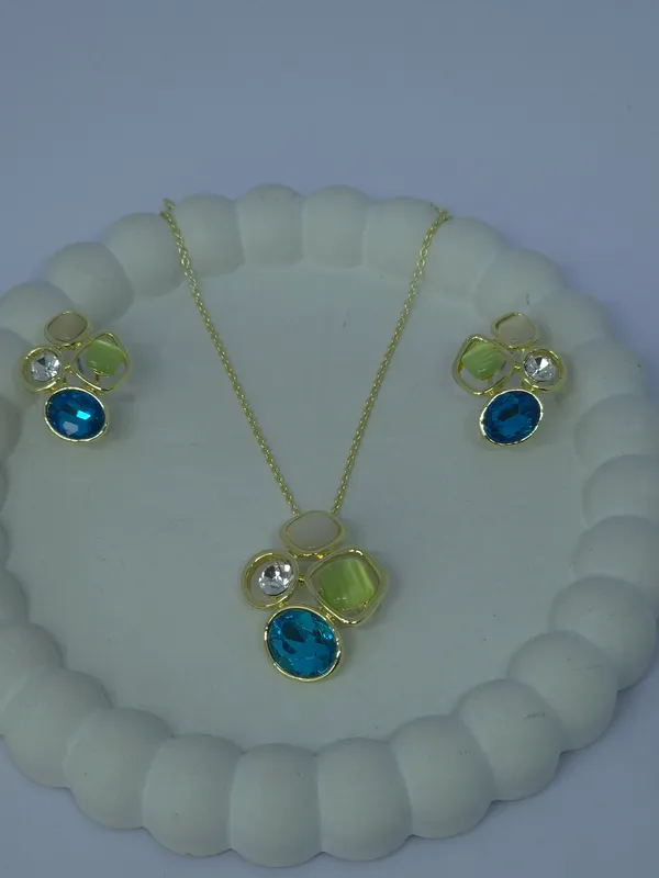 Gold-Toned_Stone_Studded_Necklace_And_Earrings_Set