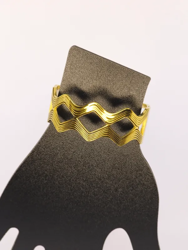 Gold_Wavy_Pattern_Bangle_For_Women