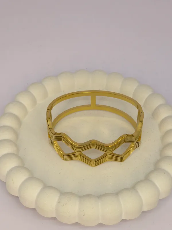 Gold_Wavy_Pattern_Bangle_For_Women