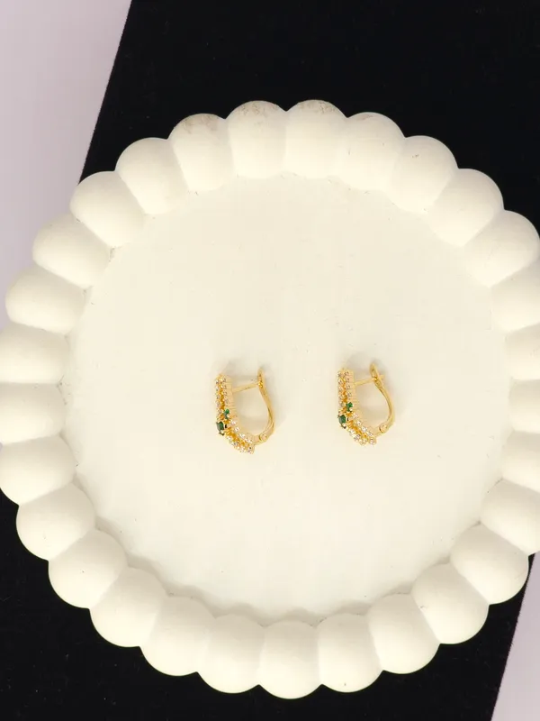 Gold_Tone_Star_Charm_Ear_Cuff_Earrings_For_Women