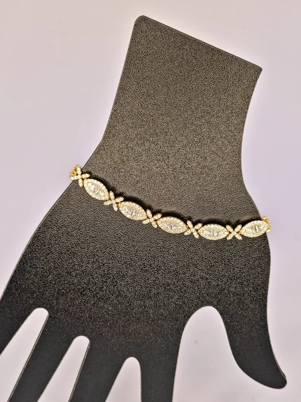 Gold-Tone_Leaf_Motif_Bracelet_For_Women