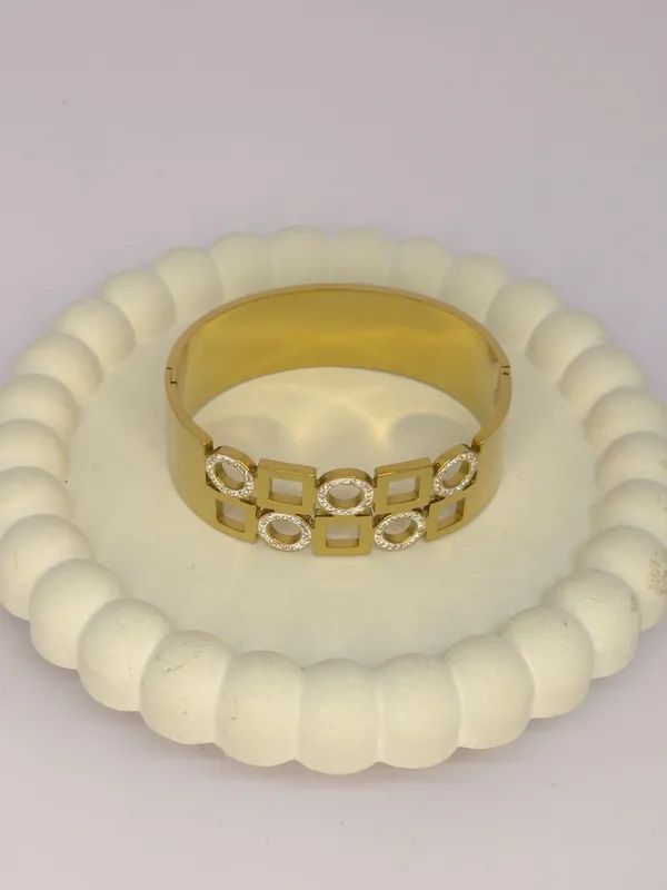 Gold_Tone_Geometric_Embellished_Bangle_For_Women