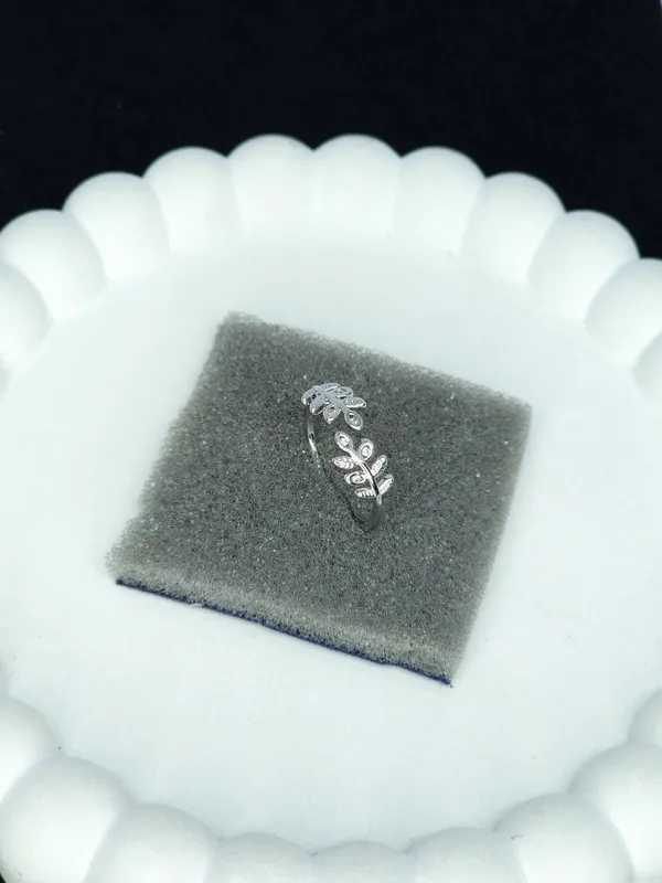 Silver_Tone_Floral_Ornamental_Toe_Ring_For_Women