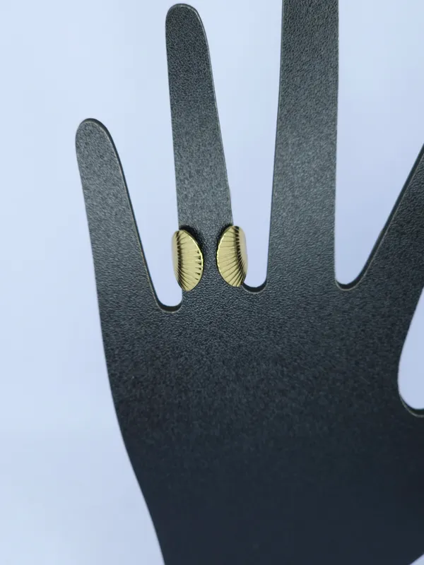 Black_Abstract_Hand-Shaped_Decorative_Showpiece