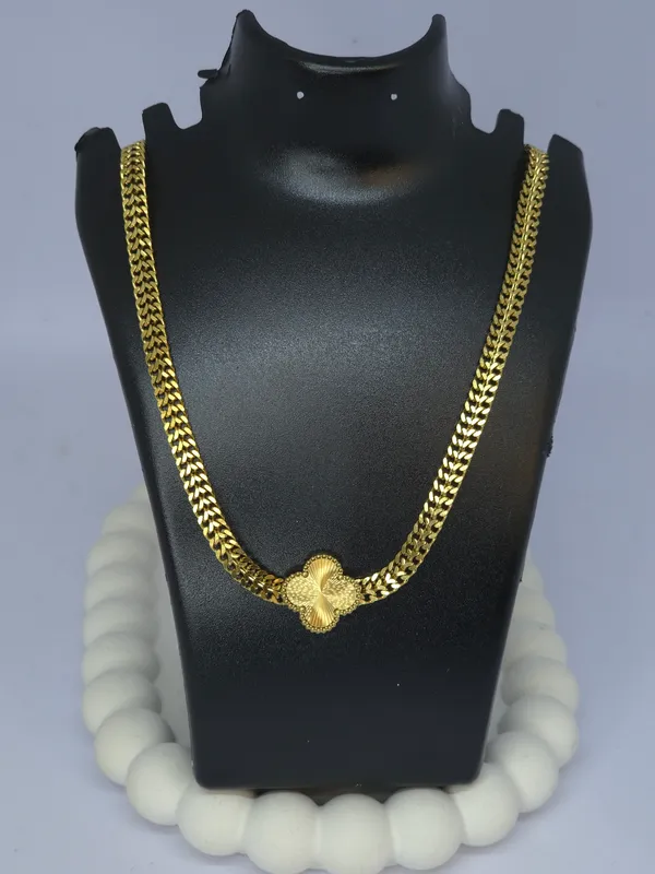 Gold_Tone_Steel_Floral_Pendant_Chain_Necklace_For_Women