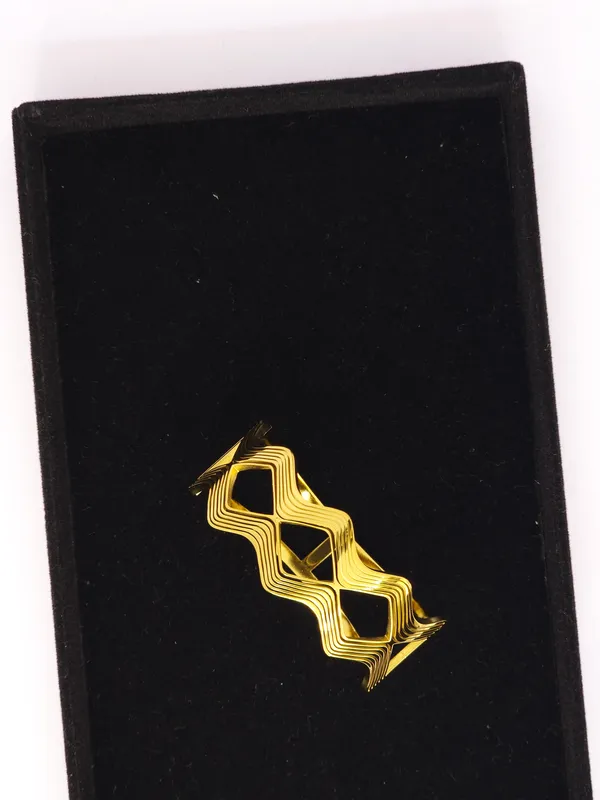 Gold_Wavy_Pattern_Bangle_For_Women