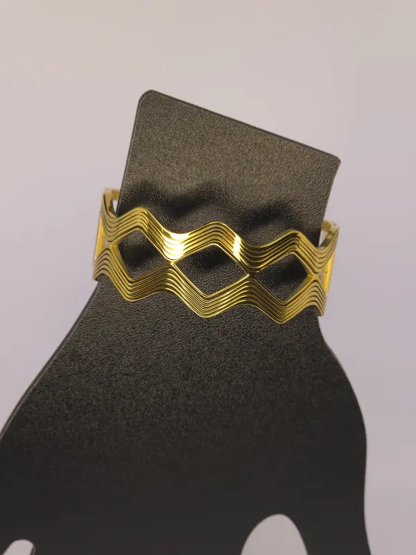 Gold_Wavy_Pattern_Bangle_For_Women
