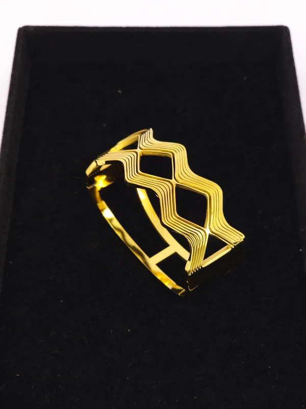 Gold_Wavy_Pattern_Bangle_For_Women