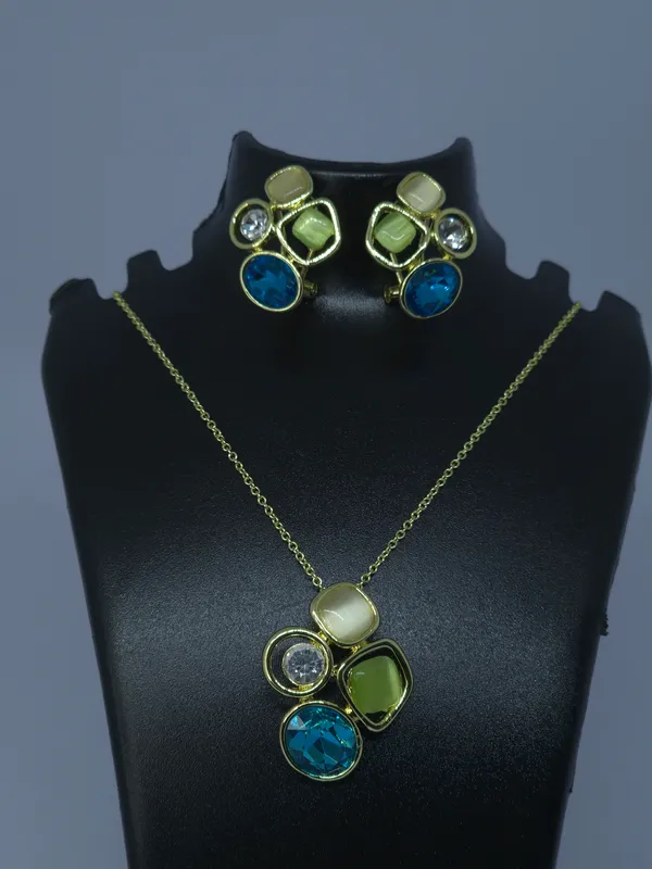 Gold-Toned_Stone_Studded_Necklace_And_Earrings_Set