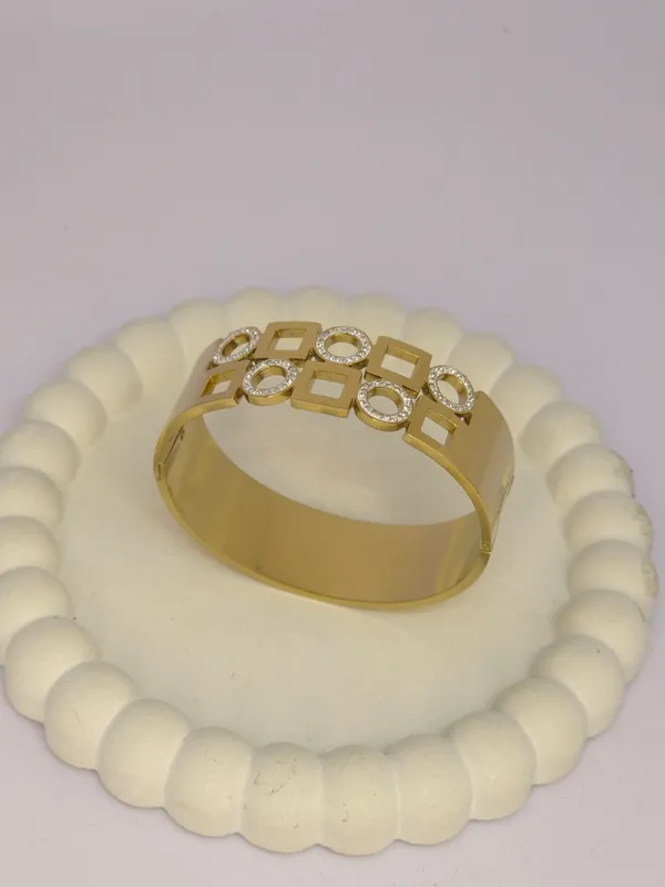 Gold_Tone_Geometric_Embellished_Bangle_For_Women