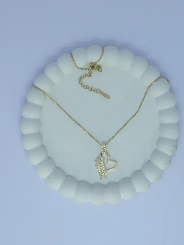 Gold_Tone_Heart_Pendant_Necklace_For_Women