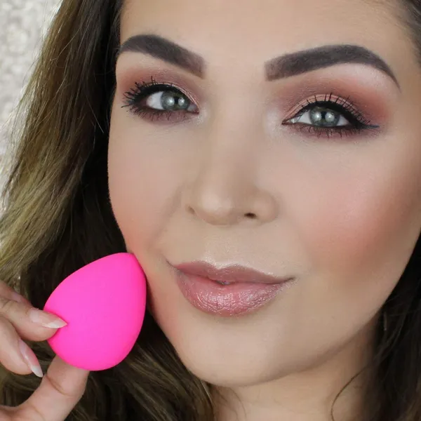 Professional_Oval_Foundation_Highlighter_Makeup_Brush_With_Beauty_Blender_Puff_Pack_Of_2