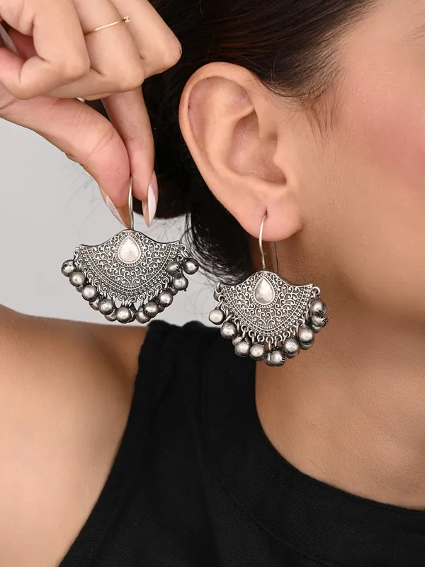 Oxidised_Silver_Pearl_Fan_Jhumka_Earrings