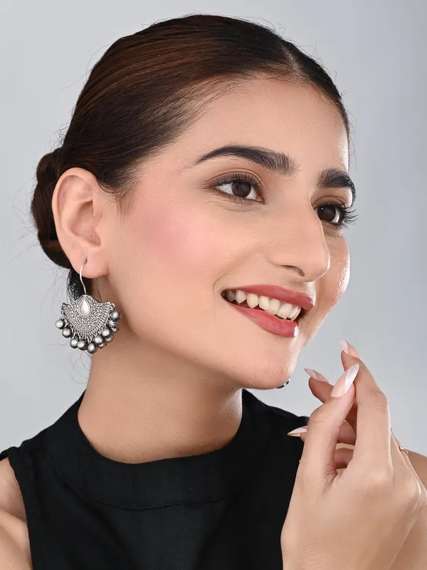 Oxidised_Silver_Pearl_Fan_Jhumka_Earrings