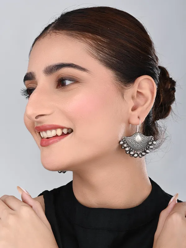 Oxidised_Silver_Pearl_Fan_Jhumka_Earrings
