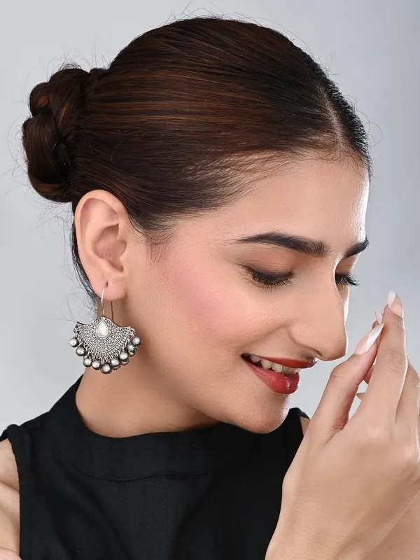 Oxidised_Silver_Pearl_Fan_Jhumka_Earrings