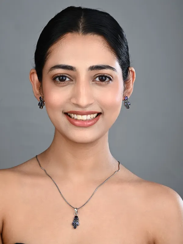 Elegant_Crystal_Pendant_Necklace_Set_with_Matching_Drop_Earrings