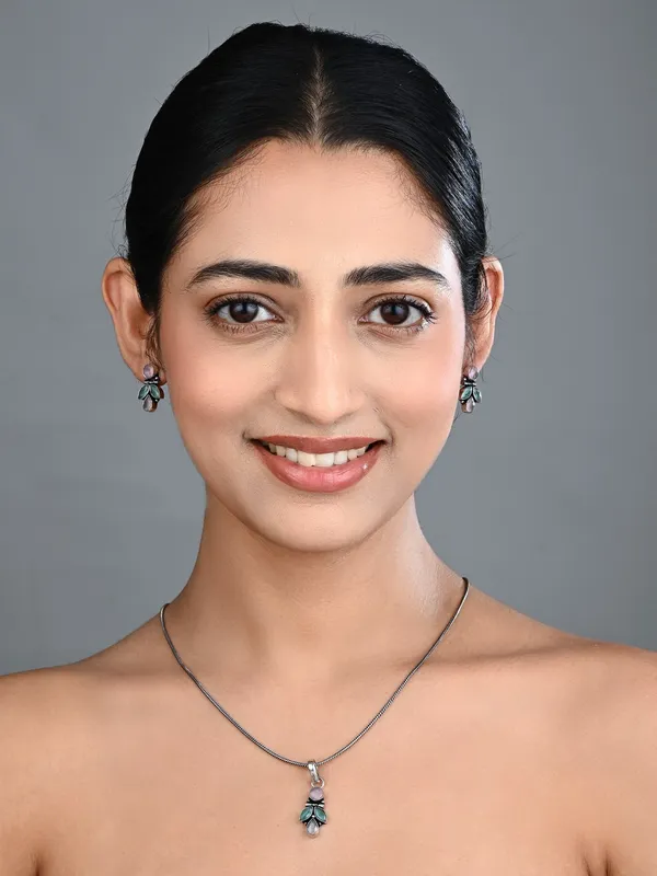 Elegant_Crystal_Pendant_Necklace_Set_with_Matching_Drop_Earrings