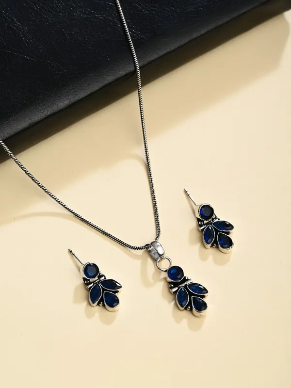 Elegant_Crystal_Pendant_Necklace_Set_with_Matching_Drop_Earrings
