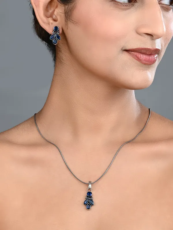 Elegant_Crystal_Pendant_Necklace_Set_with_Matching_Drop_Earrings