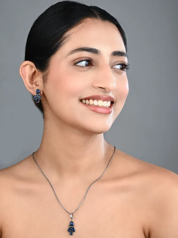 Elegant_Crystal_Pendant_Necklace_Set_with_Matching_Drop_Earrings