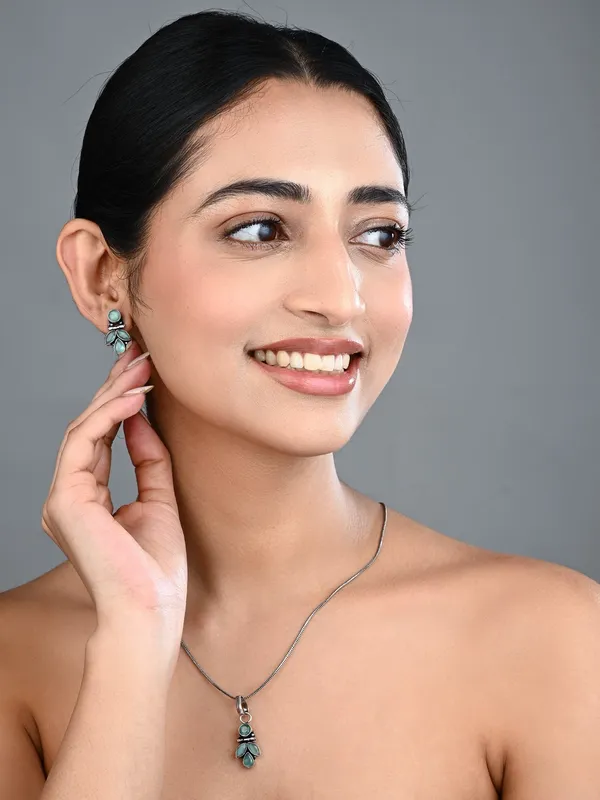 Elegant_Crystal_Pendant_Necklace_Set_with_Matching_Drop_Earrings