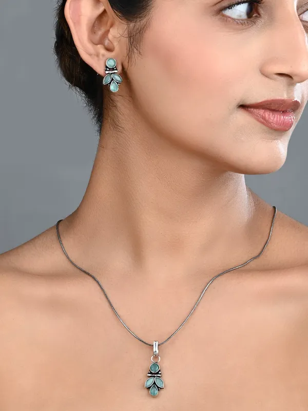 Elegant_Crystal_Pendant_Necklace_Set_with_Matching_Drop_Earrings