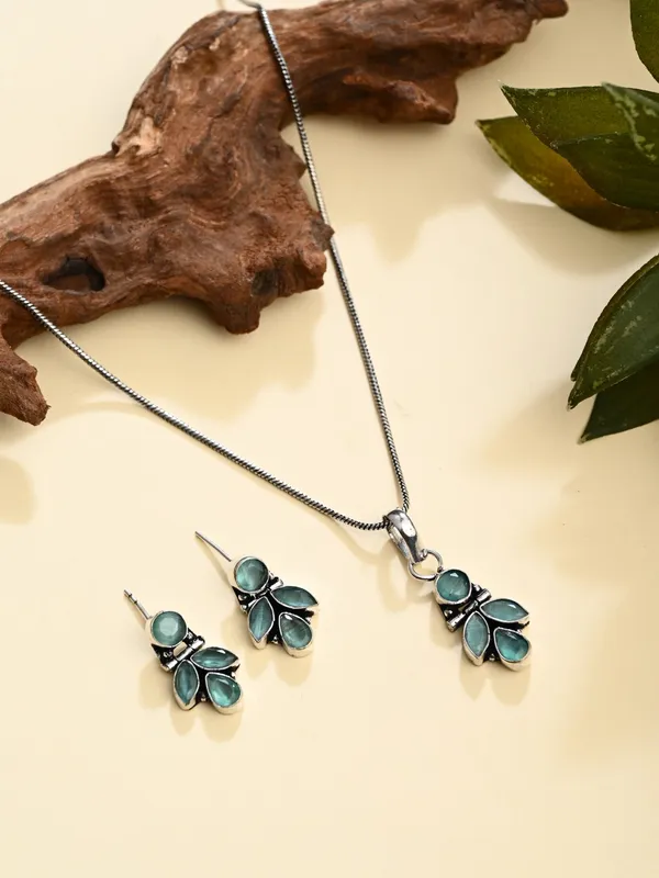 Elegant_Crystal_Pendant_Necklace_Set_With_Matching_Drop_Earrings