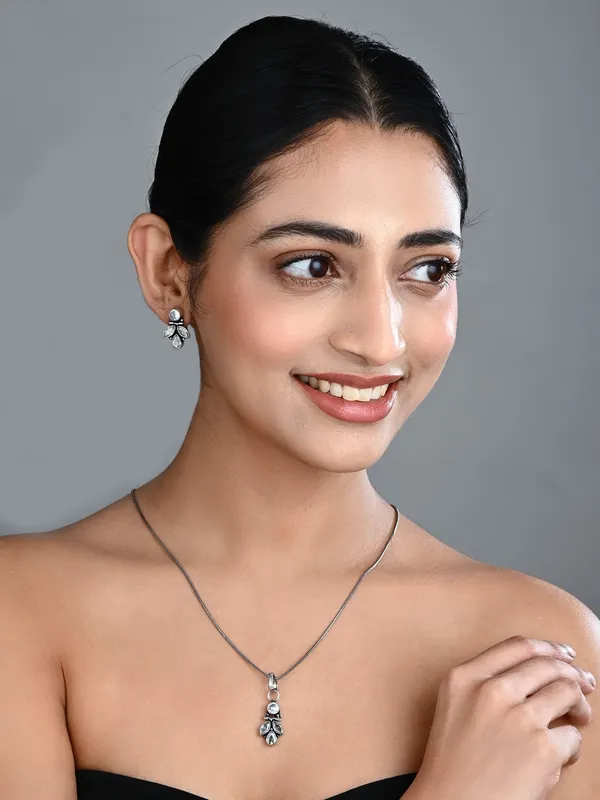 Elegant_Crystal_Pendant_Necklace_Set_with_Matching_Drop_Earrings