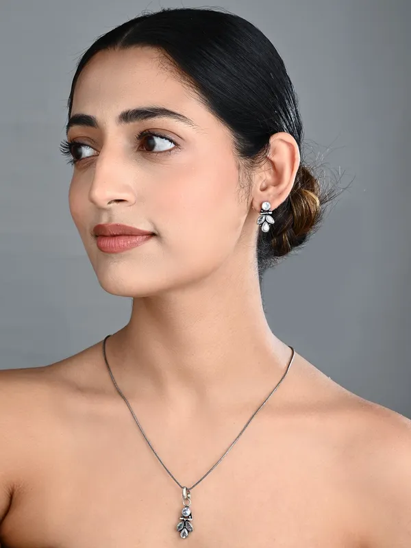 Elegant_Crystal_Pendant_Necklace_Set_With_Matching_Drop_Earrings