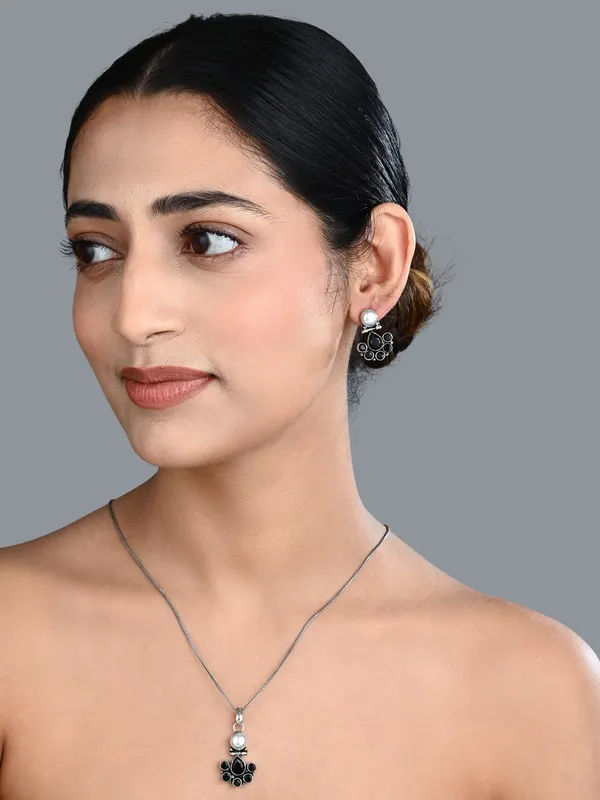 Floral_Crystal_Pendant_Necklace_Set_with_Matching_Stud_Earrings