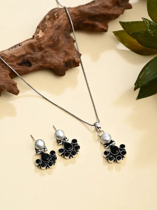 Floral_Crystal_Pendant_Necklace_Set_with_Matching_Stud_Earrings
