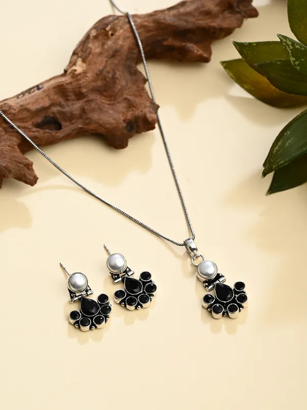 Floral_Crystal_Pendant_Necklace_Set_With_Matching_Stud_Earrings