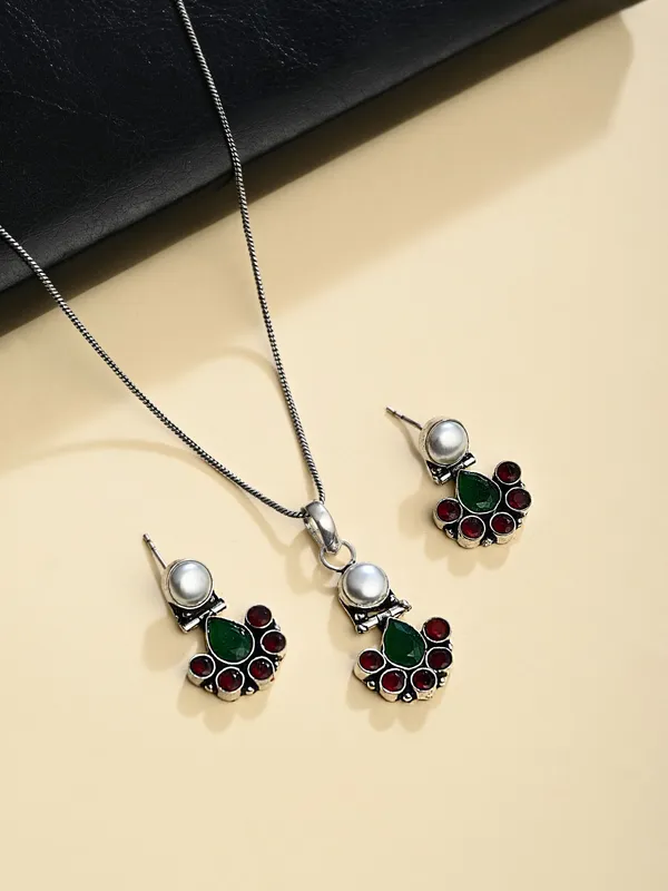 Floral_Crystal_Pendant_Necklace_Set_With_Matching_Stud_Earrings