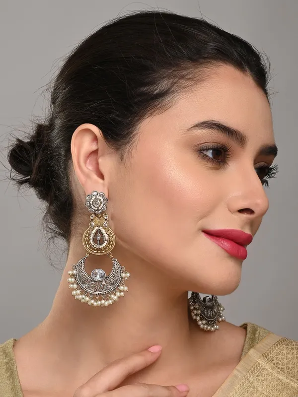 Dual-Tone_Chandelier_Earrings_with_Filigree_Elegance