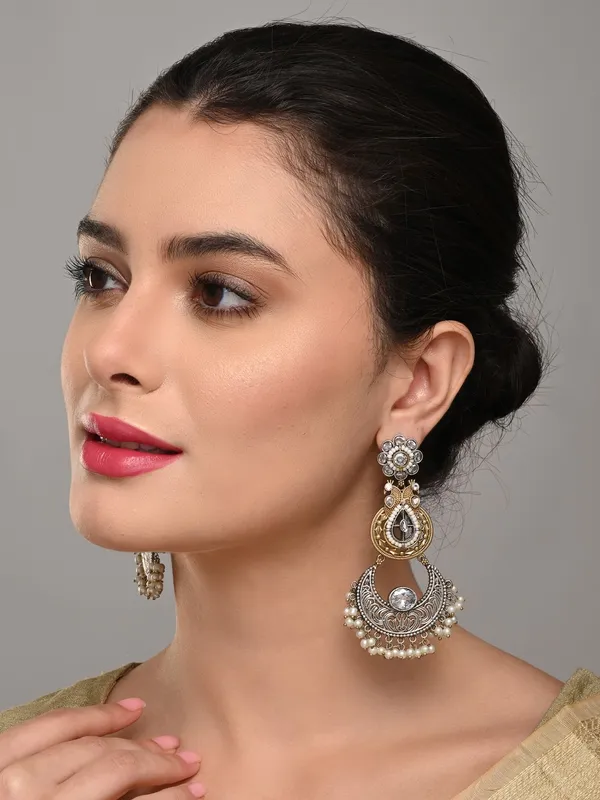 Dual-Tone_Chandelier_Earrings_with_Filigree_Elegance
