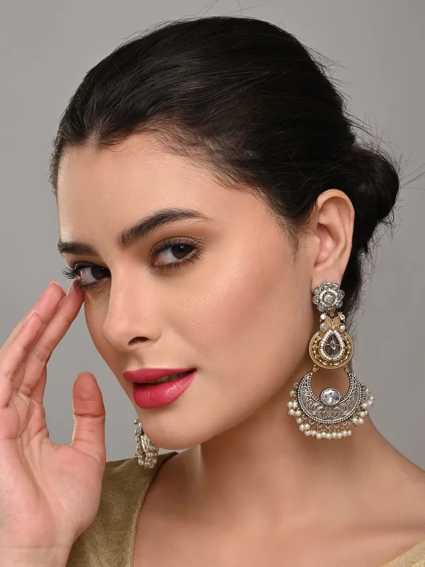 Dual-Tone_Chandelier_Earrings_with_Filigree_Elegance