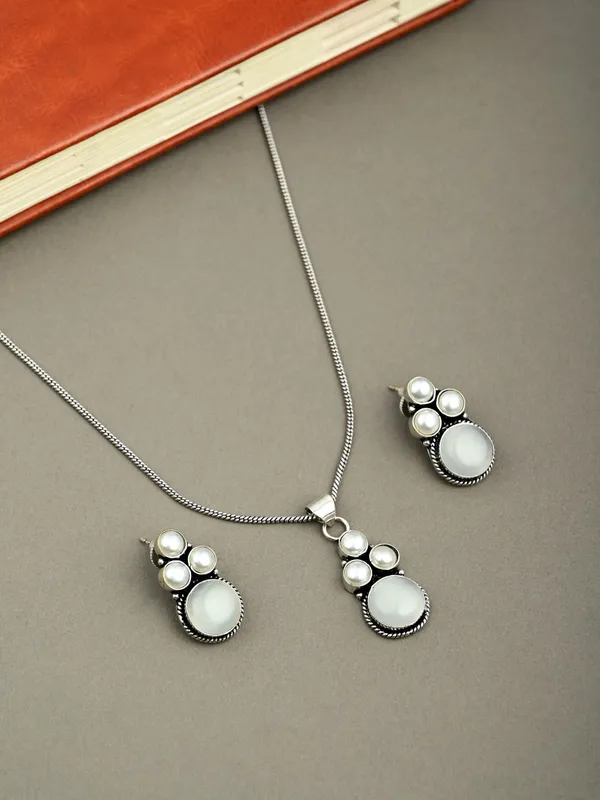 Silver_Oxidised_finish_Pearl_&_Stone__pendant_Set_Blue