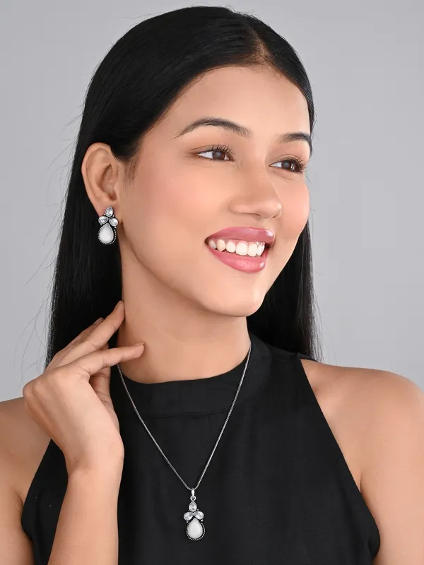 Silver_Oxydised_Delicate_AD_stone_Pendant_Set