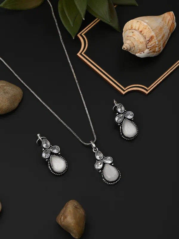 Silver_Oxydised_Delicate_AD_stone_Pendant_Set