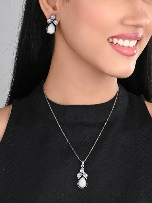 Silver_Oxydised_Delicate_AD_stone_Pendant_Set