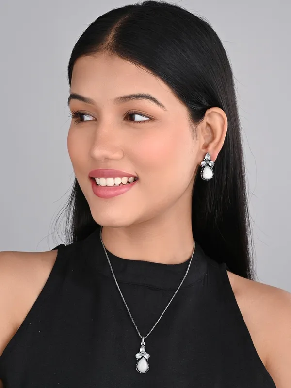 Silver_Oxydised_Delicate_Ad_Stone_Pendant_Set