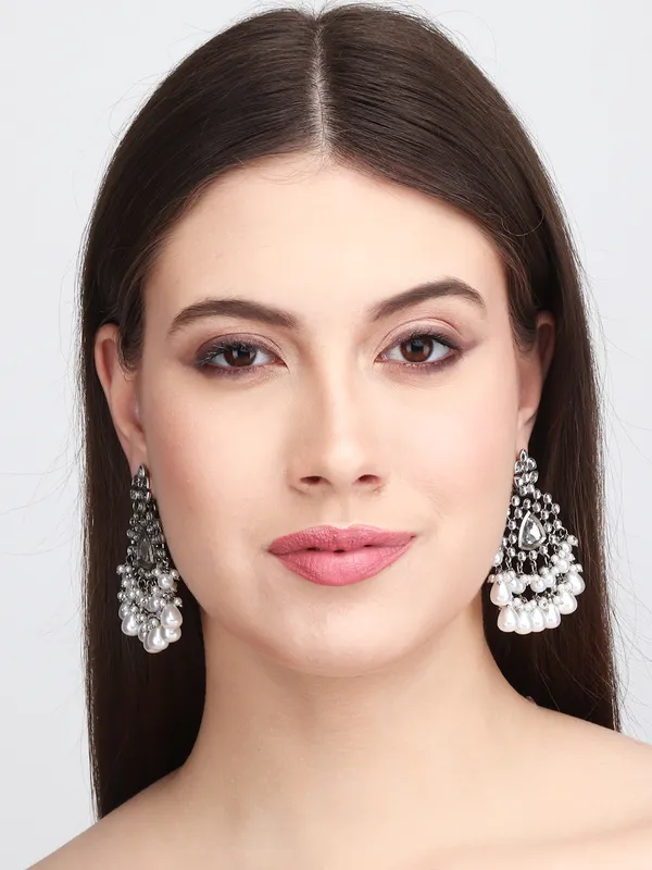 Silver_Aura_Pearl_Chandbali_Earrings
