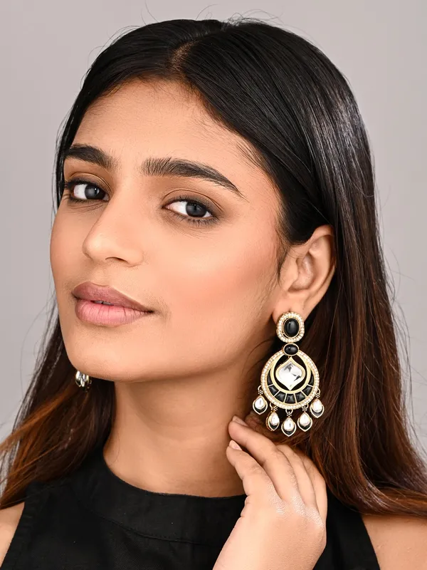 Gold-Toned_Kundan_Chandbali_Earrings_with_Teardrop_Danglers