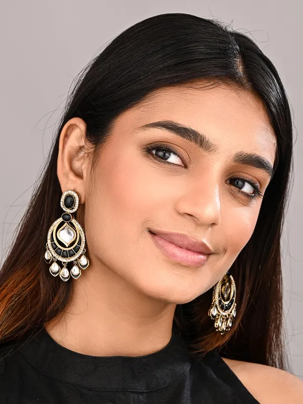 Gold-Toned_Kundan_Chandbali_Earrings_with_Teardrop_Danglers