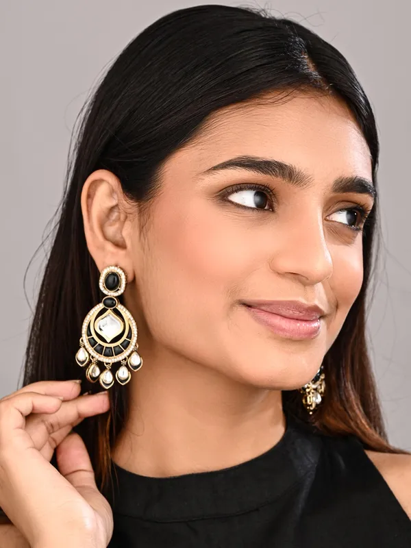 Gold-Toned_Kundan_Chandbali_Earrings_with_Teardrop_Danglers