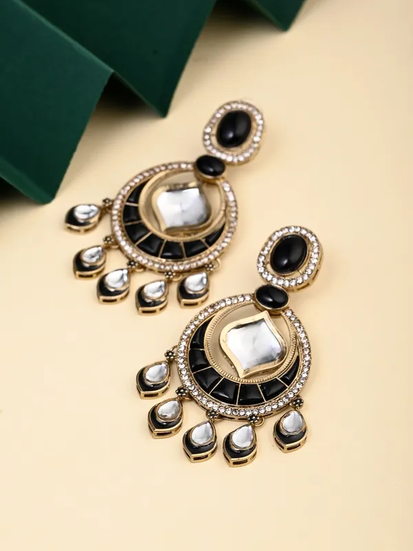 Gold-Toned_Kundan_Chandbali_Earrings_with_Teardrop_Danglers