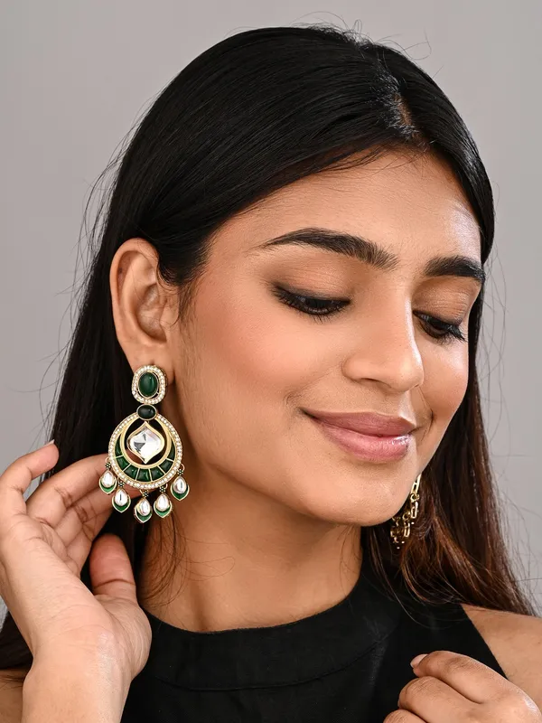 Gold-Toned_Kundan_Chandbali_Earrings_with_Teardrop_Danglers